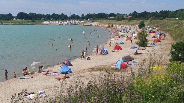 A beach with tents and people. - Ferienhaus am Partwitzer See, Elsterheide (Elsterheide)