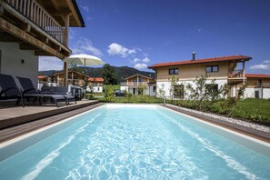 Chalet | Piscina | Una piscina cubierta, una piscina al aire libre