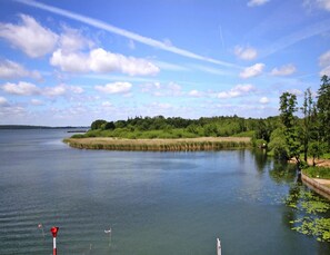 Hus | Utsikt mot vann