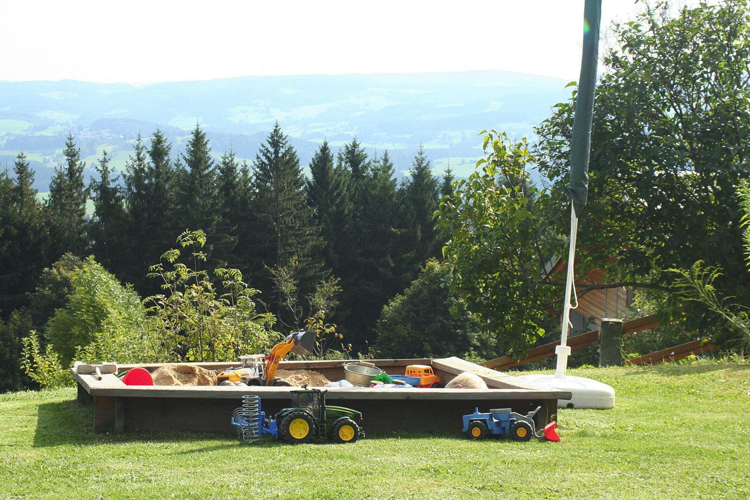 Ein Spielbereich mit Spielzeugfahrzeugen und Baugeräten.