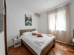 3 chambres, ameublement personnalisé, fer et planche à repasser