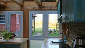 Una cocina con tragaluces, vistas al exterior y una variedad de electrodomésticos.