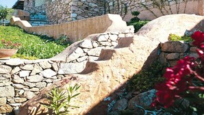Un edificio in pietra con diversi balconi e un tetto spiovente.