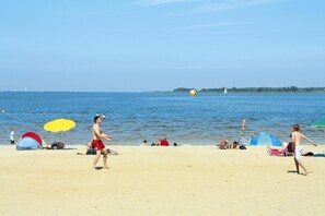 A beach with tents, umbrellas, and people. - Charming Holiday Home in Freest With Terrace (Kröslin)