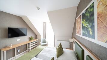 Een moderne hotelkamer met een grote flatscreen-tv, een houten bankje, een bed met groene kussens en een groot raam.