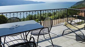 Apartment | Outdoor dining - Apartment in Tignale With Lake Garda Views (Tignale)