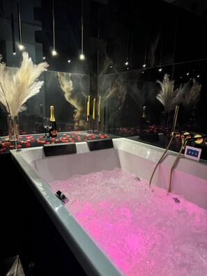 Boblebad, hårføner, håndklær og såpe