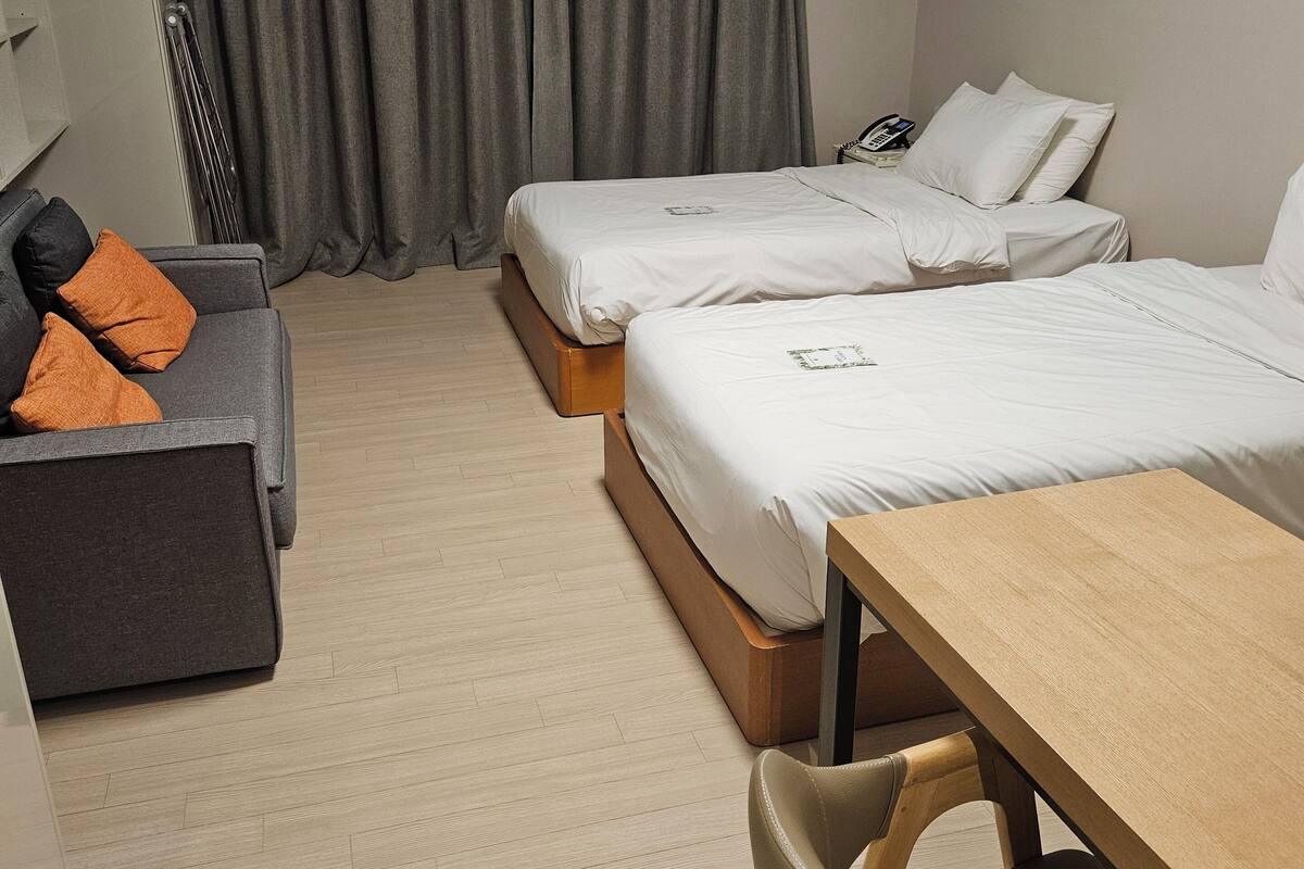 Residence Twin Room, Non-Smoking | In-room safe, desk, laptop workspace, WiFi (free)