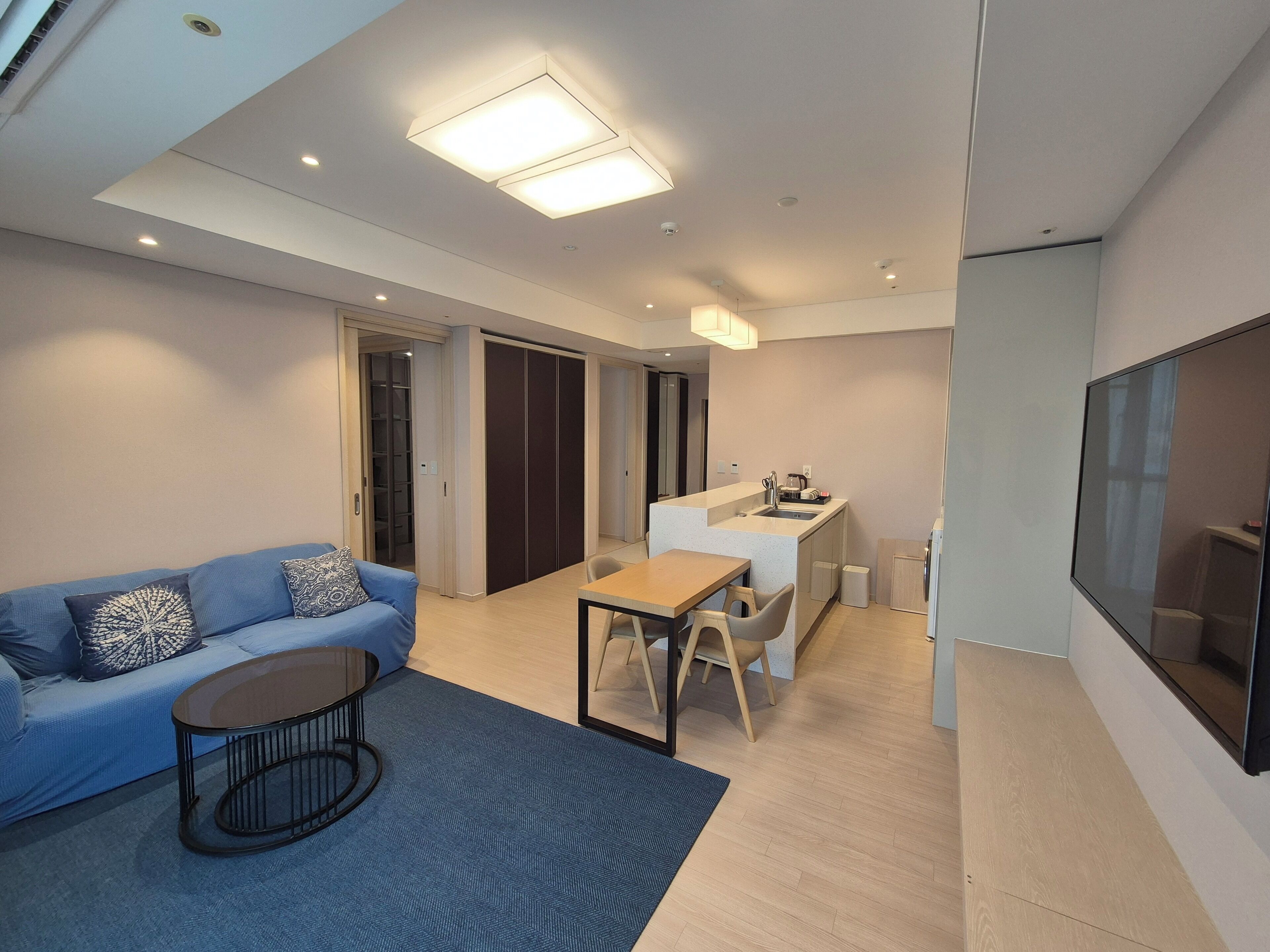 Residence connecting suite room | Opholdsområde | 96-centimeters tv med kabelkanaler, printere