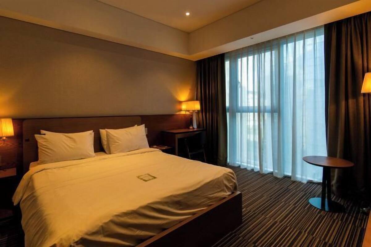 In-room safe, desk, laptop workspace, WiFi (free)