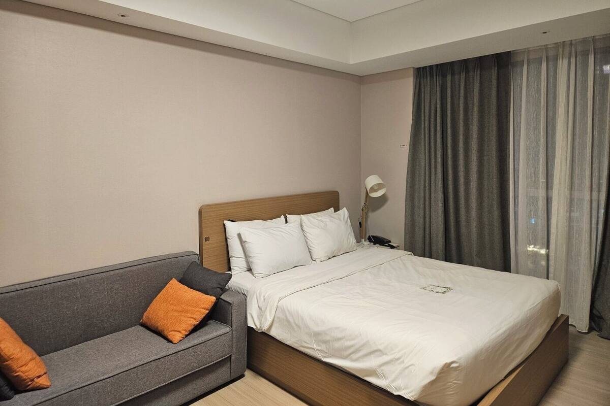 Residence Queen Room, Non-Smoking | In-room safe, desk, laptop workspace, WiFi (free)