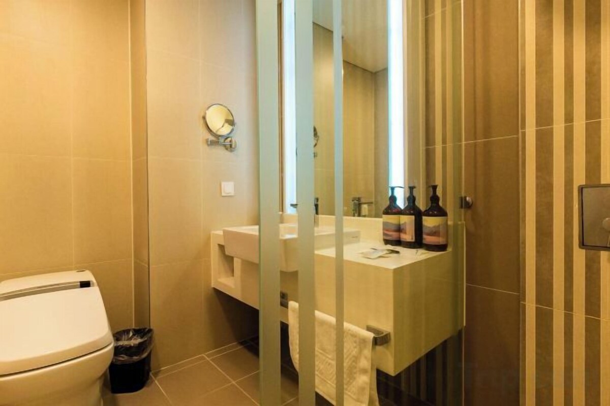Shower, rainfall showerhead, free toiletries, hair dryer