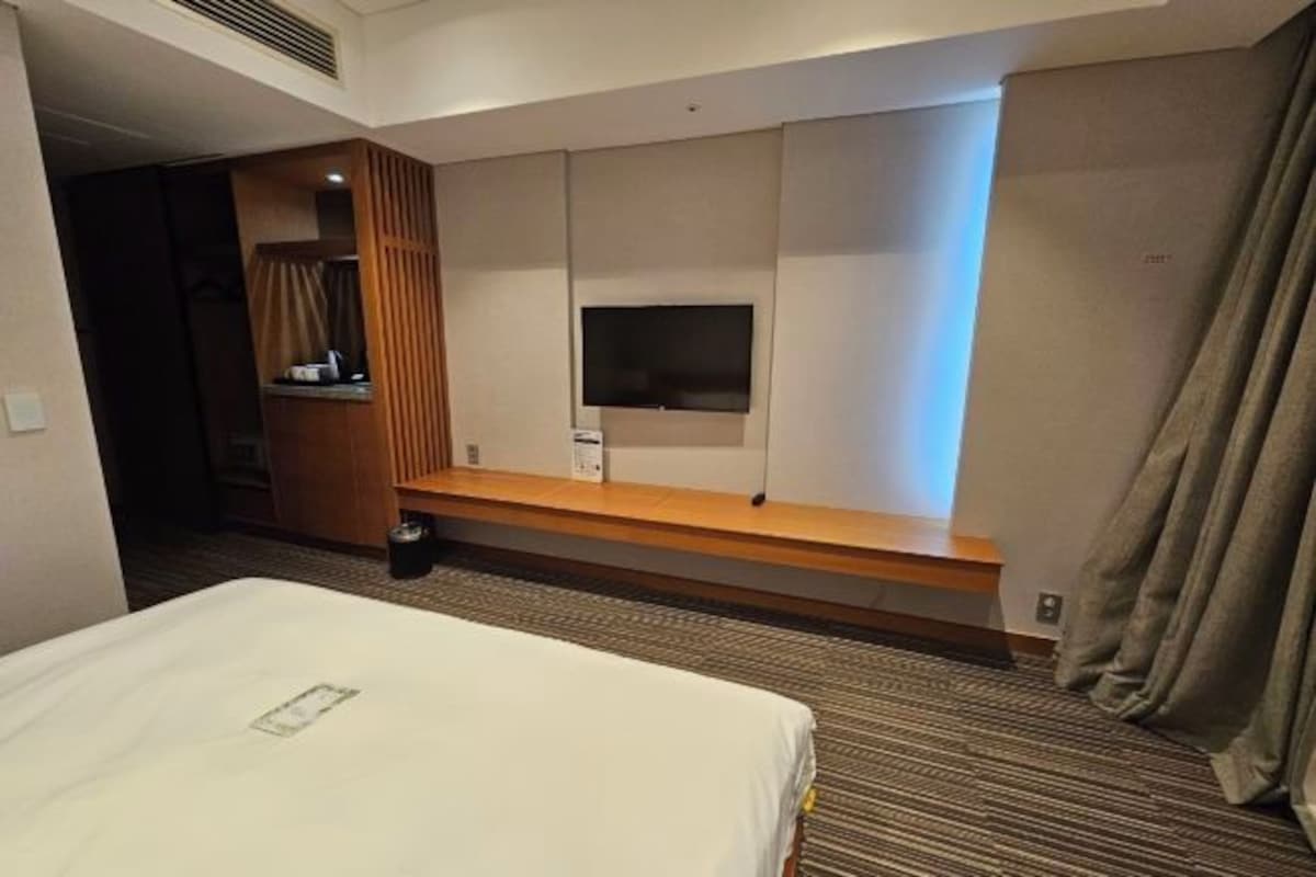 In-room safe, desk, laptop workspace, WiFi (free)