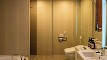 Royal Deluxe Family Room, Non-Smoking | Bathroom | Shower, rainfall showerhead, free toiletries, hair dryer