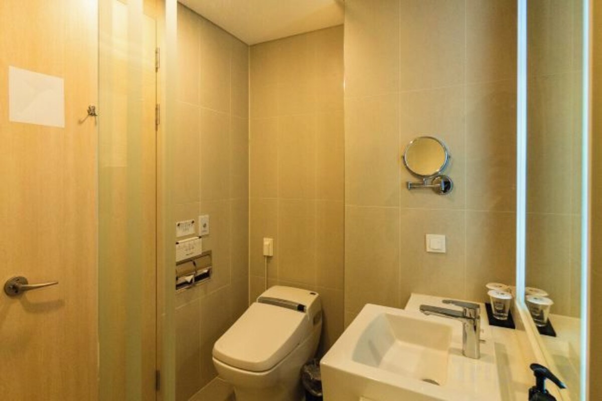 Shower, rainfall showerhead, free toiletries, hair dryer