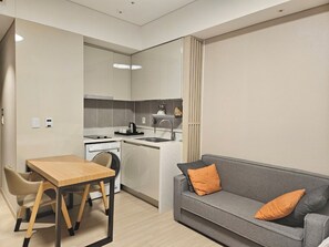 Fridge, microwave, cookware/dishes/utensils, freezer - Incheon Airport Global Hotel & Suites (Incheon)