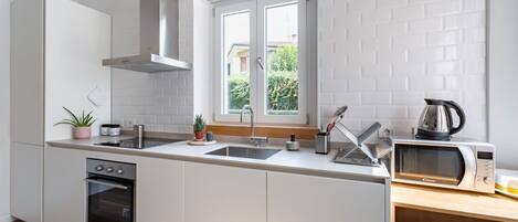 冷蔵庫、電子レンジ、オーブン、コンロ