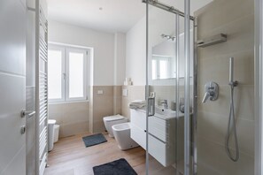 Douche, sèche-cheveux, bidet