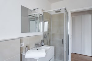 Dusche, Haartrockner, Bidet, Handtücher