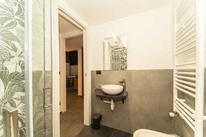 Dusj, hårføner og bidé