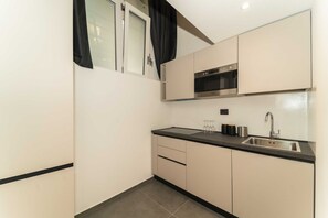 Fridge, oven, stovetop, cookware/dishes/utensils