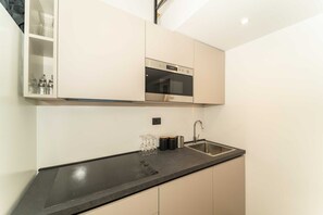 Frigorifero, forno, piano cottura, pentole/stoviglie/utensili