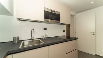 Refrigerador, horno, parrilla de estufa y utensilios de cocina