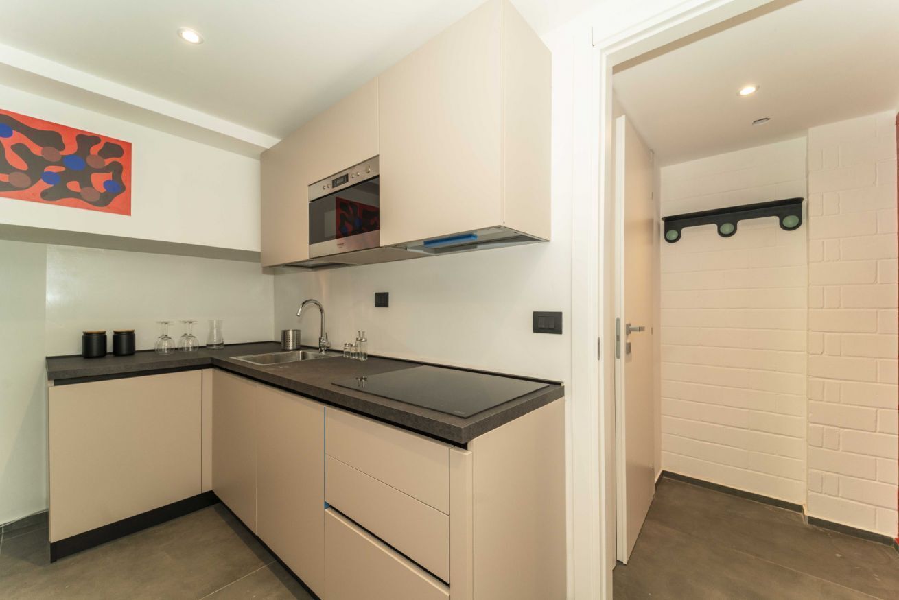 Fridge, oven, stovetop, cookware/dishes/utensils