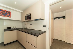 Fridge, oven, stovetop, cookware/dishes/utensils