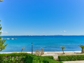 A coastal view with a clear blue sky, a sandy beach, and a calm sea. - Apartment on Vir Island Near Sandy Beaches (Vir)