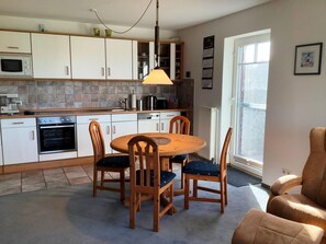 Appartement | Cuisine privée | Bouilloire électrique, grille-pain, chaise haute