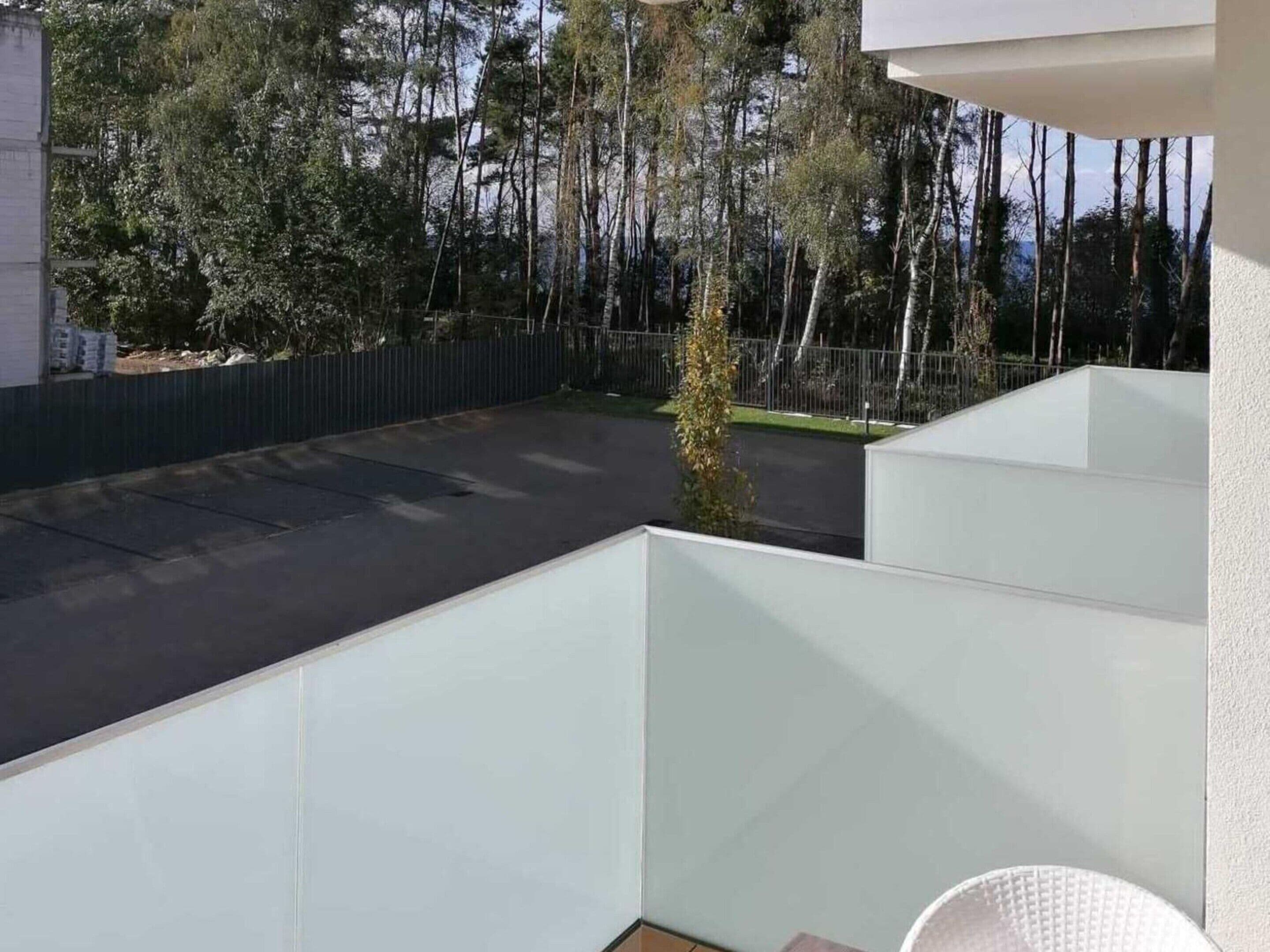 Un balcón con vista a una carretera y árboles.