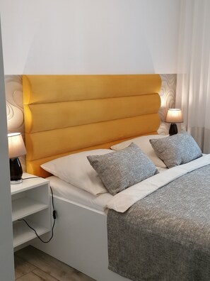 Căn hộ | 2 phòng ngủ, trang bị nội thất với thiết kế riêng biệt, bộ trải giường