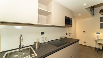 Kühlschrank, Ofen, Herdplatte, Kochgeschirr/Geschirr/Besteck