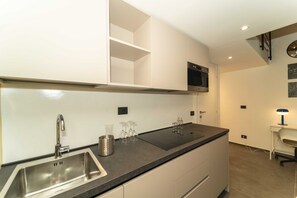 Fridge, oven, stovetop, cookware/dishes/utensils