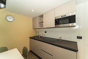 Fridge, oven, stovetop, cookware/dishes/utensils