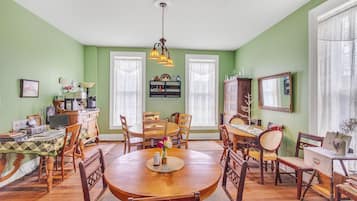 Room, 1 Bedroom | Dining