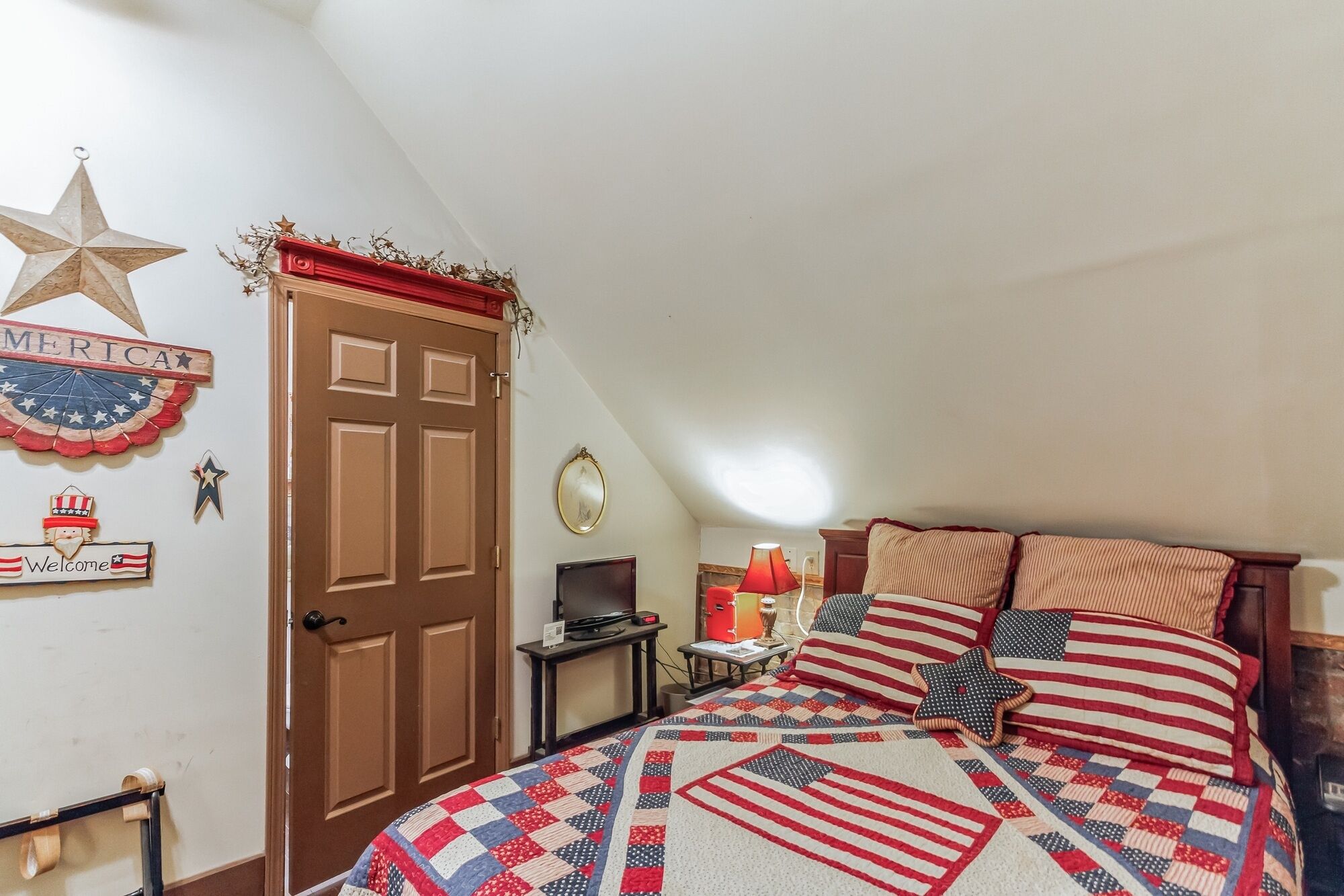 Room, 1 Bedroom | 1 bedroom, iron/ironing board, free WiFi