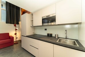 Frigorífico, horno, placa de cocina y utensilios de cocina