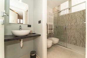 Dusj, hårføner og bidé