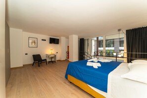 Tabla de planchar con plancha, wifi, ropa de cama