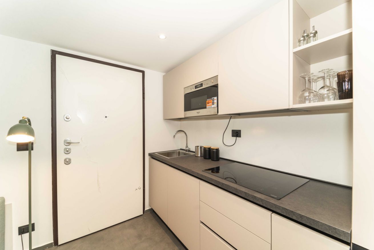 Kühlschrank, Ofen, Herdplatte, Kochgeschirr/Geschirr/Besteck