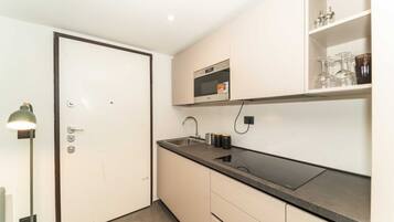 Kühlschrank, Ofen, Herdplatte, Kochgeschirr/Geschirr/Besteck