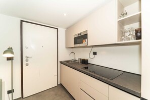 Fridge, oven, stovetop, cookware/dishes/utensils