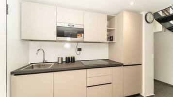 Frigorifero, forno, piano cottura, pentole/stoviglie/utensili