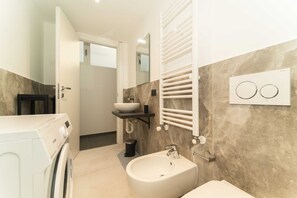 Dusche, Haartrockner, Bidet