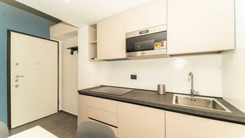 Kühlschrank, Ofen, Herdplatte, Kochgeschirr/Geschirr/Besteck