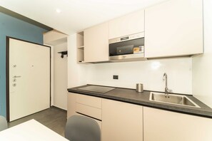 Fridge, oven, stovetop, cookware/dishes/utensils