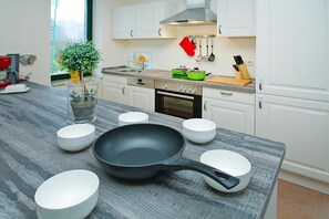 Maison | Cuisine privée | Bouilloire électrique, grille-pain, chaise haute