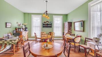 Room, 1 Bedroom | Dining